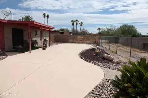 Exterior - 2306 E Walnut St, Tucson, AZ 85706 photo 6 of 7