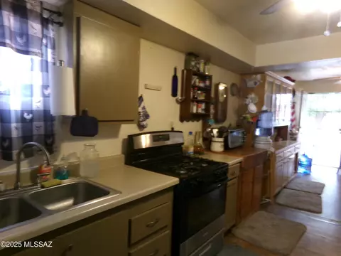 Kitchen - 386 N Curtis Ave, Willcox, AZ 85643 photo 4 of 5