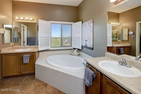 Bath - 13790 E Fire Dancer Rd, Vail, AZ 85641 photo 2 of 3