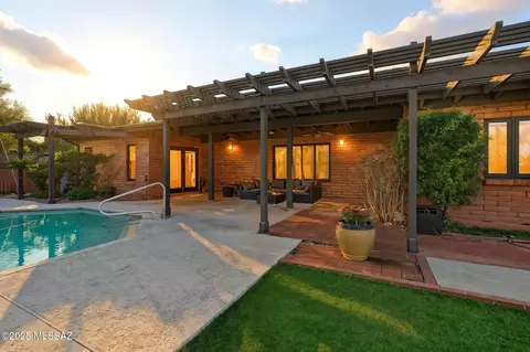 8470 E Crestridge Dr, Tucson, AZ 85750