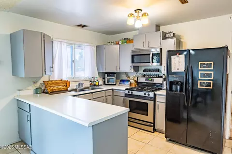 Kitchen - 861 E Pomerene Rd, Benson, AZ 85602 photo 2 of 4