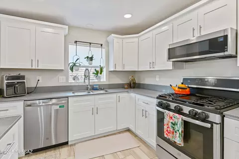 Kitchen - 8125 E Baker Dr, Tucson, AZ 85710 photo 2 of 4