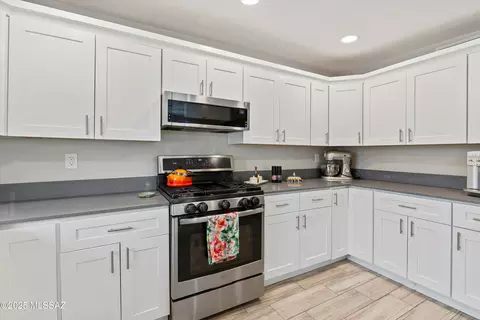 Kitchen - 8125 E Baker Dr, Tucson, AZ 85710 photo 3 of 4