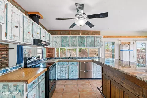 Kitchen - 9085 E Bellevue St, Tucson, AZ 85715 photo 1 of 4