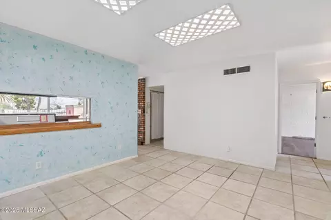 Living - 9085 E Bellevue St, Tucson, AZ 85715 photo 3 of 4