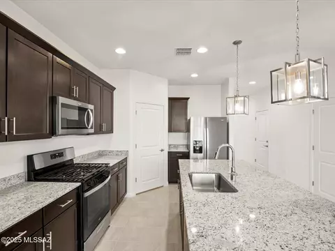 740 W Calle Cubeta, Sahuarita, AZ 85629