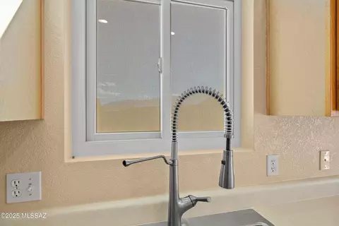 Kitchen - 8892 E Apache Well Pl, Tucson, AZ 85730 photo 4 of 5