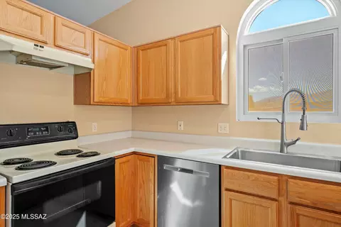 Kitchen - 8892 E Apache Well Pl, Tucson, AZ 85730 photo 3 of 5