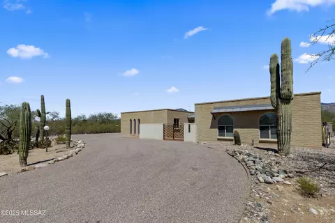 8945 E Chof Ovi Dr, Tucson, AZ 85749