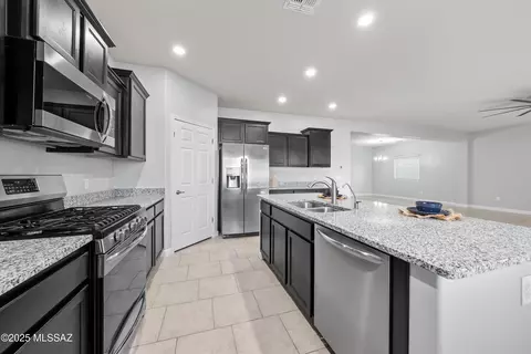 Kitchen - 12079 E Becker Dr, Vail, AZ 85641 photo 2 of 7