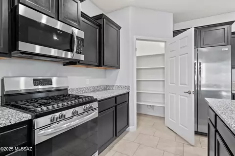 Kitchen - 12079 E Becker Dr, Vail, AZ 85641 photo 6 of 7