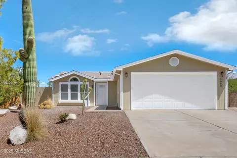 9068 N Valgrind Ln, Tucson, AZ 85743