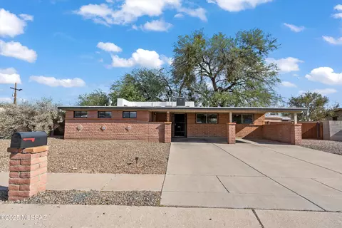 8444 E Louise Dr, Tucson, AZ 85730