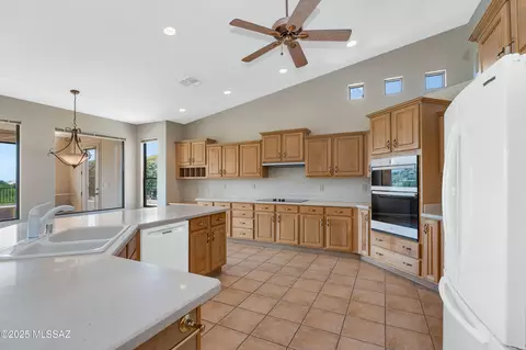 Kitchen - 62105 E Valley Crest Ct, Saddlebrooke, AZ 85739 photo 3 of 4