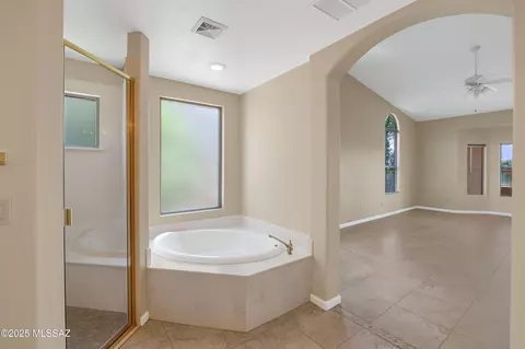 Bath - 62105 E Valley Crest Ct, Saddlebrooke, AZ 85739 photo 2 of 5
