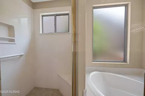 Bath - 62105 E Valley Crest Ct, Saddlebrooke, AZ 85739 photo 3 of 5