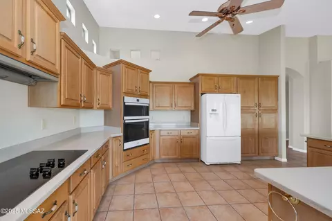 Kitchen - 62105 E Valley Crest Ct, Saddlebrooke, AZ 85739 photo 2 of 4