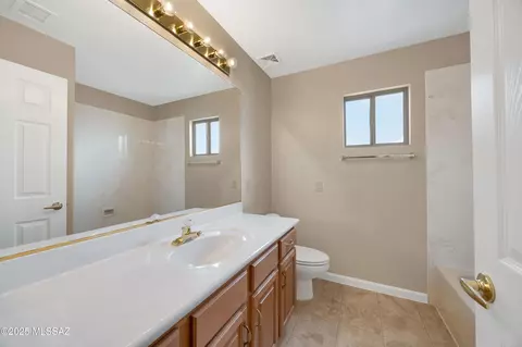 Bath - 62105 E Valley Crest Ct, Saddlebrooke, AZ 85739 photo 5 of 5