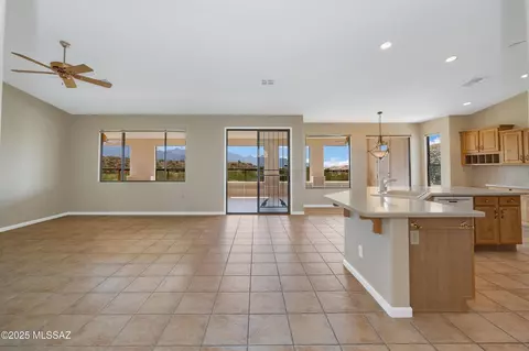 Living - 62105 E Valley Crest Ct, Saddlebrooke, AZ 85739 photo 4 of 8