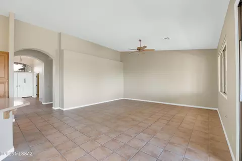 Living - 62105 E Valley Crest Ct, Saddlebrooke, AZ 85739 photo 6 of 8