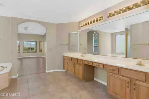 Bath - 62105 E Valley Crest Ct, Saddlebrooke, AZ 85739 photo 4 of 5