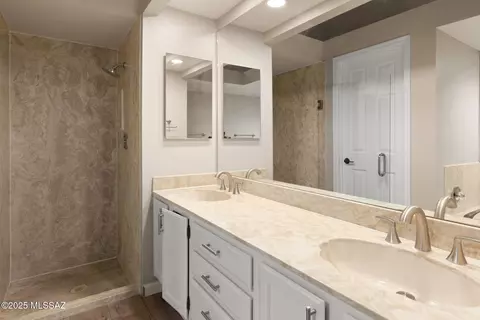 Bath - 6952 E Cicada Ct, Tucson, AZ 85750 photo 2 of 3