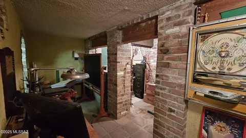 Entry Way - 2401 E Mitchell St, Tucson, AZ 85719 photo 3 of 4