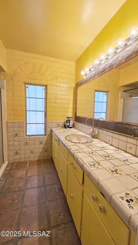 Bath - 2401 E Mitchell St, Tucson, AZ 85719 photo 2 of 3