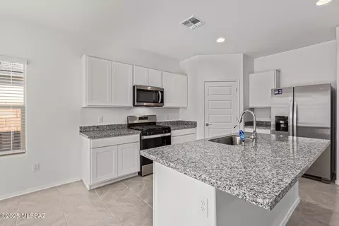 Kitchen - 13968 E Crotalus Way E, Vail, AZ 85641 photo 2 of 4