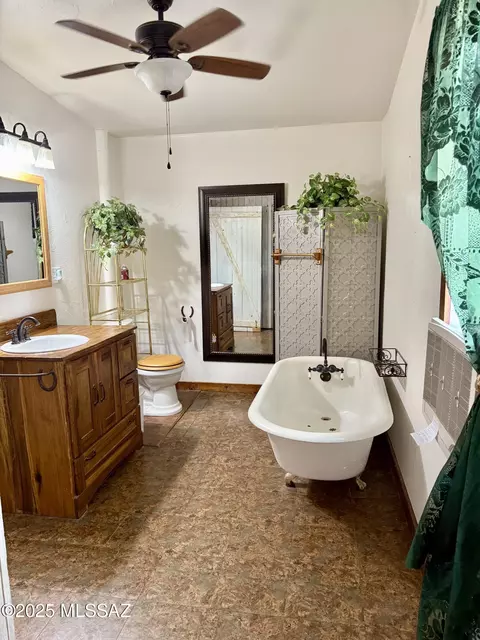 Bath - 4245 W Monte Vista Ln, Willcox, AZ 85643 photo 1 of 4
