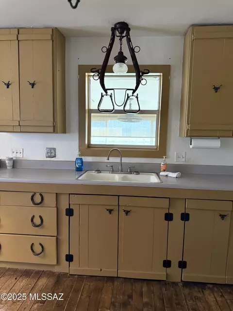 Kitchen - 4245 W Monte Vista Ln, Willcox, AZ 85643 photo 2 of 3