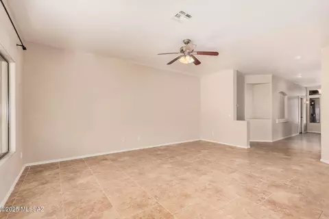 Living - 60674 Eagle Heights Dr, Saddlebrooke, AZ 85739 photo 2 of 4