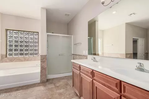Bath - 60674 Eagle Heights Dr, Saddlebrooke, AZ 85739 photo 1 of 2