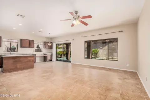 Living - 60674 Eagle Heights Dr, Saddlebrooke, AZ 85739 photo 3 of 4