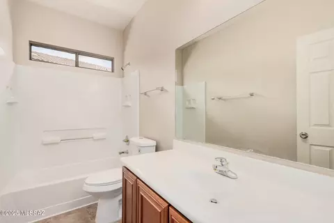 Bath - 60674 Eagle Heights Dr, Saddlebrooke, AZ 85739 photo 2 of 2
