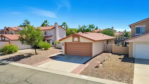 9506 N Albatross Dr, Tucson, AZ 85742