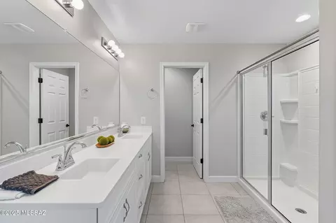 Bath - 12100 E Ryscott Cir, Vail, AZ 85641 photo 2 of 3