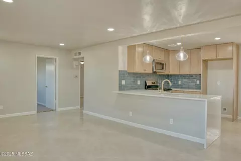 602 N Swan Rd, Tucson, AZ 85711