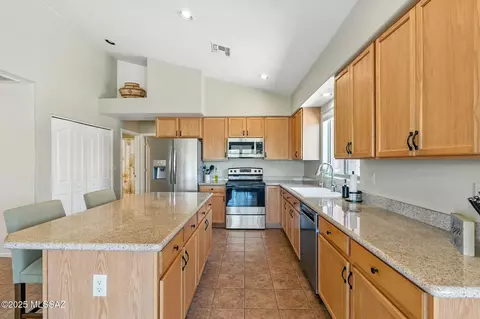 Kitchen - 14067 E Fairway Bluff Ct, Vail, AZ 85641 photo 3 of 7