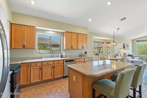 Kitchen - 14067 E Fairway Bluff Ct, Vail, AZ 85641 photo 7 of 7