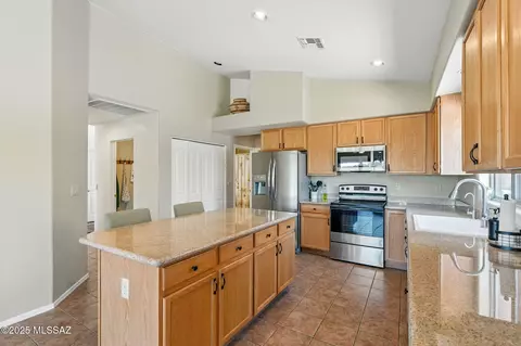 Kitchen - 14067 E Fairway Bluff Ct, Vail, AZ 85641 photo 4 of 7