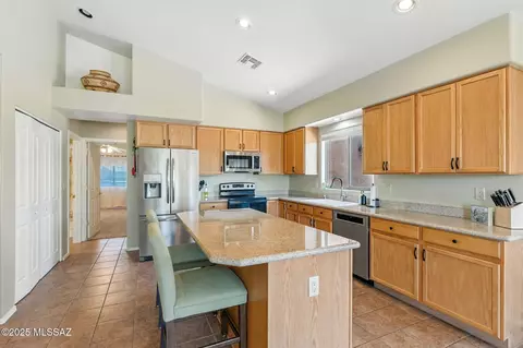 Kitchen - 14067 E Fairway Bluff Ct, Vail, AZ 85641 photo 2 of 7