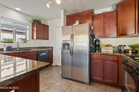 Kitchen - 8002 Nautilus Dr, Tucson, AZ 85756 photo 3 of 4