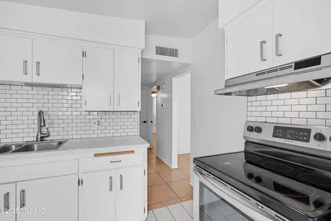 Kitchen - 4780 E 3rd St, Tucson, AZ 85711 photo 2 of 2