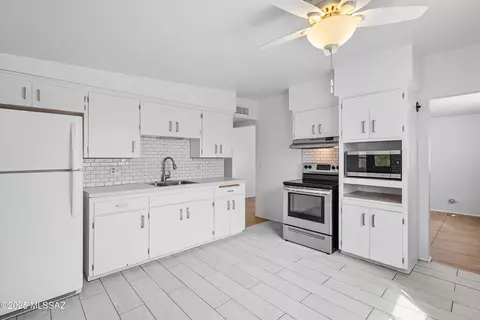 Kitchen - 4780 E 3rd St, Tucson, AZ 85711 photo 1 of 2