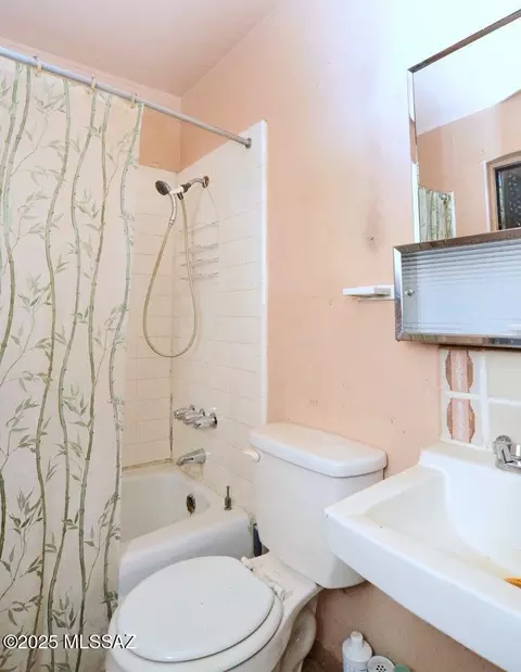Bath - 5665 E 25th St, Tucson, AZ 85711 photo 4 of 4