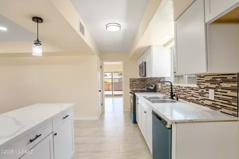 2117 S Torrey Pines Cir, Tucson, AZ 85710