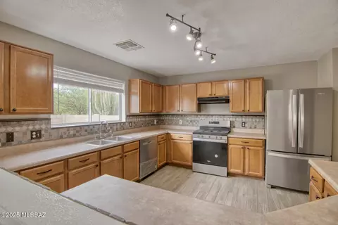 Kitchen - 6202 E Stonechat Dr, Tucson, AZ 85756 photo 2 of 4