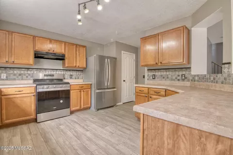 Kitchen - 6202 E Stonechat Dr, Tucson, AZ 85756 photo 1 of 4