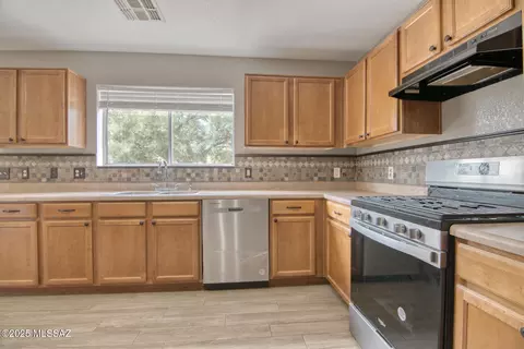 Kitchen - 6202 E Stonechat Dr, Tucson, AZ 85756 photo 3 of 4